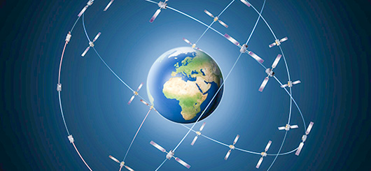 Galileo-Satelliten auf Erdumlaufbahnen