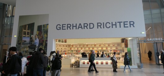 Empfang und Buchhandlung / Accueil et Librairie