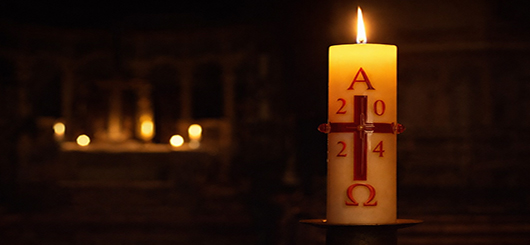 Ostern vereint religiöse und kulturelle Symbole wie Ei, Licht und Lamm als Zeichen von Leben, Hoffnung und Neubeginn.