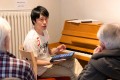 Yuki Kawaguchi im Gespräch mit Tagesgästen der Alexianer-Tagespflege.
